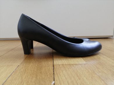 klassische, schwarze Pumps mit kleinem Absatz