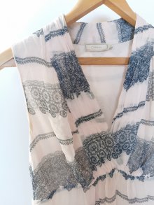 Mittellanges Kleid mit Muster 