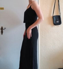 Schwarzes figurbetontes Sommerkleid lang