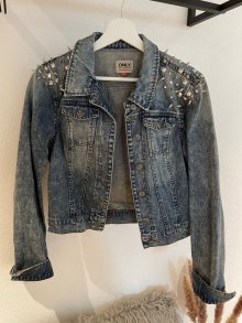 Jeansjacke mit Nieten