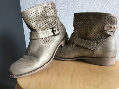 Lässige goldene, sommerliche Halbstiefel