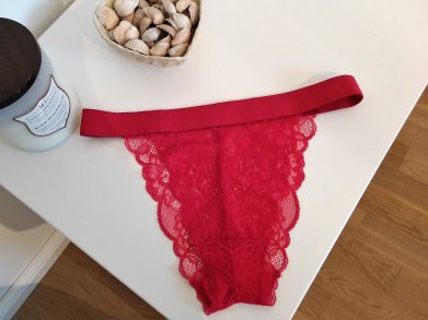 Rotes Spitzen-Höschen