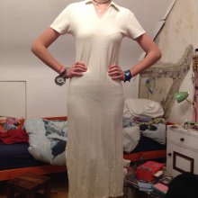 Langes beiges Leinenkleid