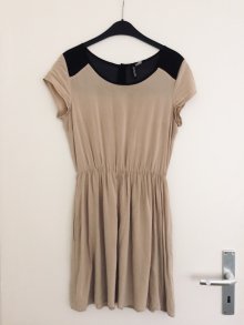 Beige/Schwarzes Kleid mit süßer Knopfreihe im Rücken