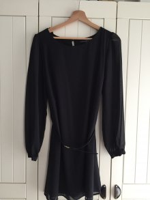 schwarzes Kleid, transparente Ärmel, Kleid mit Gürtel
