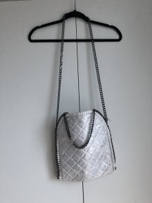 Handtasche Silber, mit Ketten, gesteppt 