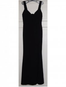 Abendkleid mit tiefem Ausschnitt und Beinschlitz