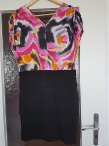 Bunt- schwarzes Kleid 